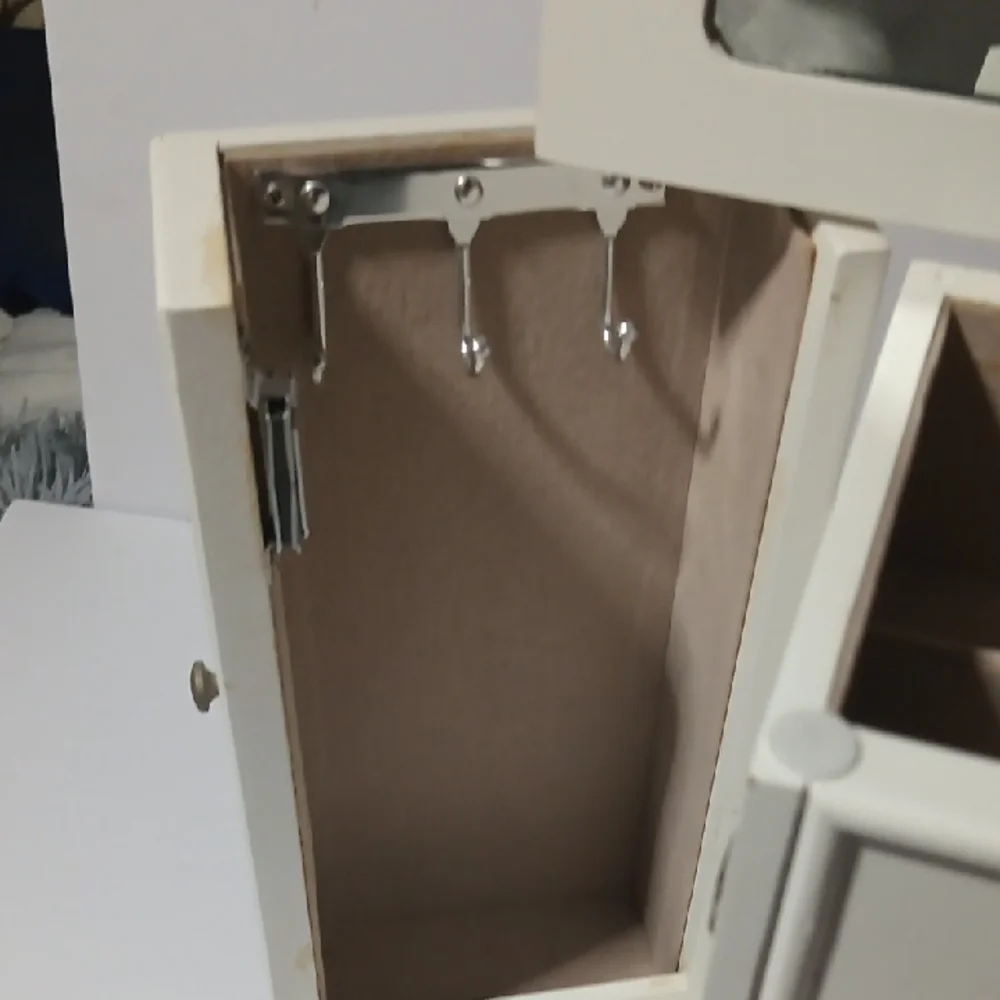 Kohl's White Jewelry Organizer with Classic Design
